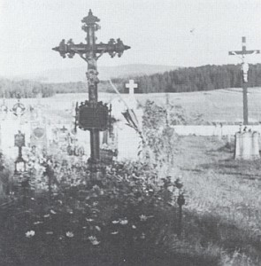 dolnovltavicky-hrbitov-a-dreveny-kriz-z-r.-1899.jpg